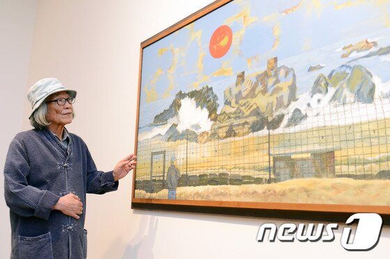 본문 이미지 - 손장섭 민중미술가가 12일 오전 서울 종로구 삼청동 학고재 갤러리에서 뉴스1과 인터뷰를 갖고 있다. 2017.5.12/뉴스1 ⓒ News1 임세영 기자
