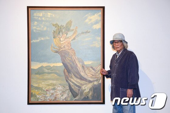 본문 이미지 - 손장섭 민중미술가가 12일 오전 서울 종로구 삼청동 학고재 갤러리에서 뉴스1과 인터뷰를 갖고 있다. 2017.5.12/뉴스1 ⓒ News1 임세영 기자