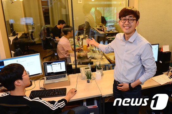 본문 이미지 - 오유근 대표와 플레이윙즈 사무실 내부ⓒ News1 임세영 기자