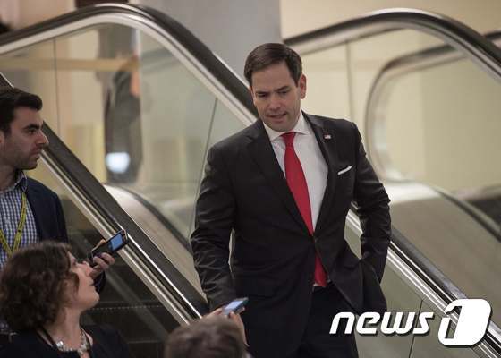 본문 이미지 - 기자들과 만나고 있는 루비오 의원. ⓒ AFP=뉴스1
