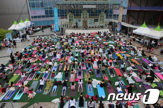 (서울=뉴스1) 민경석 기자 = 13일 서울 용산구 아이파크몰 이벤트파크에서 열린 '2017 글로벌 요가말라 프로젝트'에서 800여명의 요가인들이 모여 요가 동작을 펼치고 있다.' …