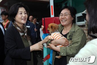 본문 이미지 - 문재인 대통령의 부인 김정숙 여사가 13일 오후 서울 서대문구 홍은동 사저에서 청와대로 떠나기 앞서 입구에서 기다리던 시민들과 인사를 나누고 있다.&#40;청와대 제공&#41; 2017.5.13/뉴스1 ⓒ News1 이광호 기자