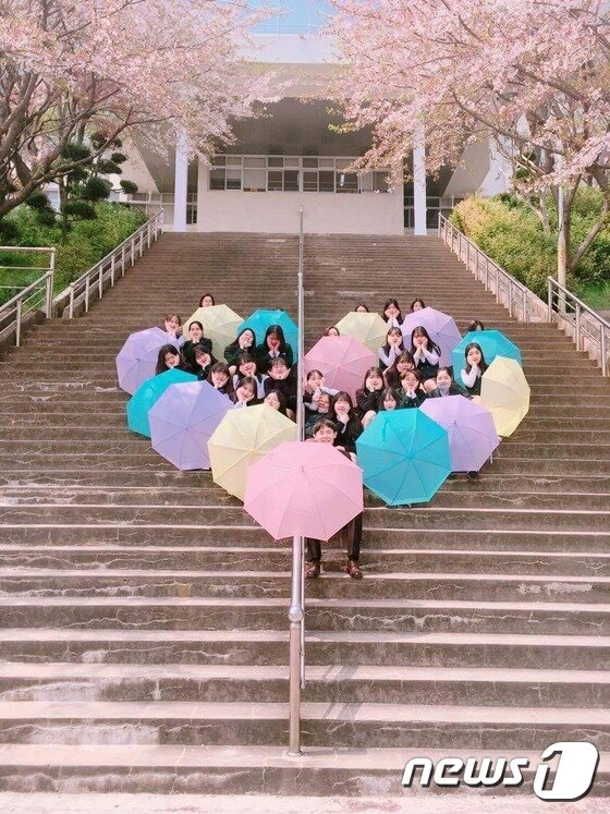 본문 이미지 - 광주대성여고 박수연양의 '핑크빛 봄날에 사랑하는 친구들과 존경하는 선생님과…' 사진ⓒ News1