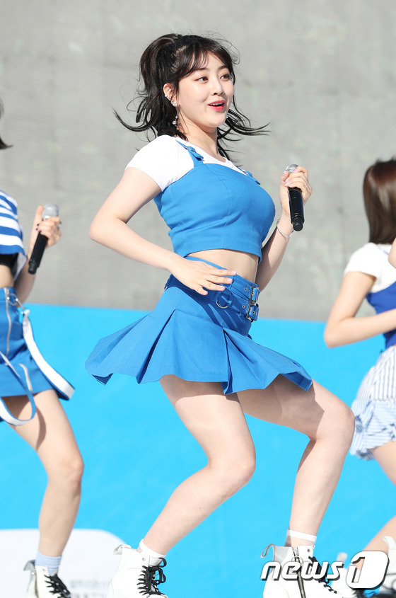 (과천=뉴스1) 권현진 기자 = 트와이스(TWICE) 지효가 14일 오후 과천 서울대공원에서 열린 포카리스웨트 발매 30주년 기념 이색마라톤 ‘블루런’ 행사에 참석해 상큼한 공연을 …