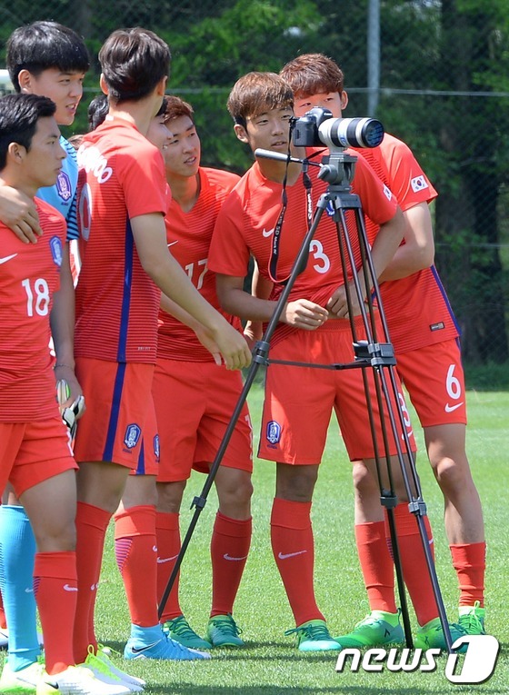 (파주=뉴스1) 이동원 기자 = FIFA U-20 월드컵 코리아 2017에 참가하는 대한민국 축구대표팀 선수들이 15일 경기도 파주 NFC(국가대표 트레이닝센터)에서 열린 포토데이 …