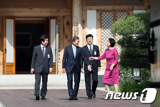 본문 이미지 - 문재인 대통령이 청와대 관저에 입주한 이틀째인 15일 오전 김정숙 여사의 배웅을 받으며 관저에서 비서동인 여민1관으로 첫 출근을 하고 있다. 왼쪽부터 주영훈 경호실장, 문 대통령, 송인배 전 더불어민주당 일정총괄팀장, 김정숙 여사.(청와대)2017.5.15/뉴스1 ⓒ News1 이광호 기자
