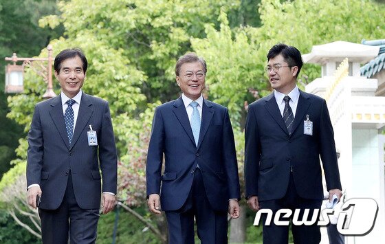 본문 이미지 - 문재인 대통령이 청와대 관저에 입주한 이틀째인 15일 오전 관저에서 비서동인 여민1관으로 첫 출근을 하고 있다. 왼쪽부터 주영훈 경호실장, 문재인 대통령, 송인배 전 더불어민주당 일정총괄팀장.(청와대)2017.5.15/뉴스1 ⓒ News1 이광호 기자
