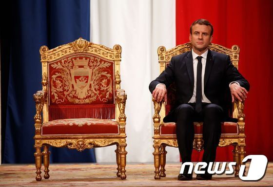 본문 이미지 - 마크롱 대통령의 취임식 당시 모습. ⓒ AFP=뉴스1