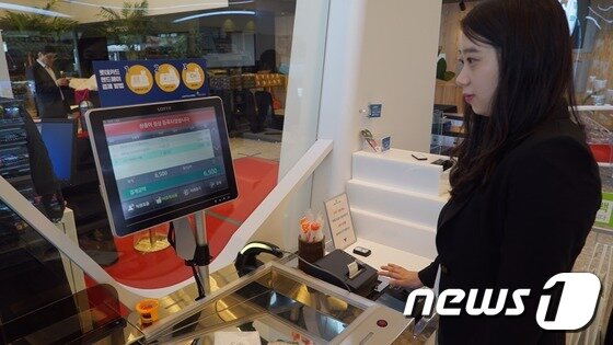 본문 이미지 - 세븐일레븐 무인 점포 시그니처 1호점에서 고객이 셀프 계산을 하고 있다.ⓒ News1