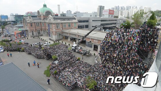 본문 이미지 - 2017년 5월 20일 선을 보인 '슈즈 트리(Shoes Tree)'. 환경미술가 황지해 작가의 재능기부로 만들어진 '슈즈트리'는 신발 3만 켤레로 이루어진 높이 17m, 길이 100m의 대형 설치 미술 작품으로 서울역 앞 '서울로 7017' 개장 기념 작품이다. ⓒ News1 DB