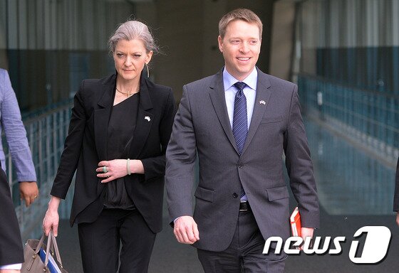 본문 이미지 - 앨리슨 후커 백악관 NSC 한반도 보좌관(왼쪽) 2017.5.16/뉴스1 ⓒ News1 이동원 기자