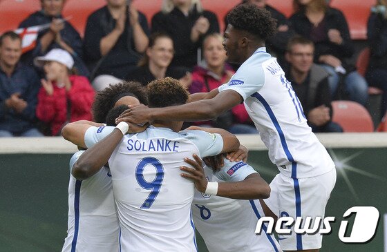 본문 이미지 - 도미닉 솔랑케를 비롯해 잉글랜드 프리미어리그 선수들이 즐비한 잉글랜드는 '2017 FIFA U-20 월드컵 코리아' 우승 후보로 꼽힌다. ⓒ AFP=News1