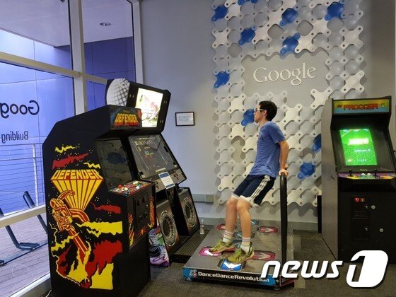 본문 이미지 - 오후 3시 무렵, 일하는 도중에 게임을 즐기고 있는 구글 개발자. ⓒ News1