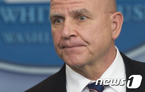 본문 이미지 - 허버트 맥마스터 전 미국 국가안보보좌관이 워싱턴 백악관에서 도널드 트럼프 대통령의 '기밀 유출 의혹'관련 브리핑을 하고 있다. 맥마스터는 이날 트럼프 대통령이 이 정보의 출처와 수집 방식에 대해서는 알지 못했다고 밝혀 구설에 올랐다 ⓒ AFP=뉴스1 ⓒ News1 우동명 기자