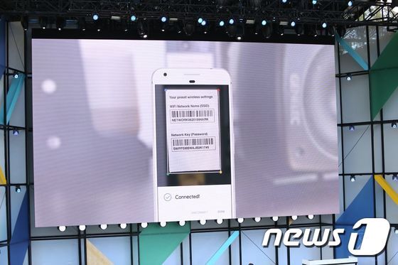 본문 이미지 - 구글개발자회의를 통해 처음 공개된 '구글렌즈'. ⓒ News1