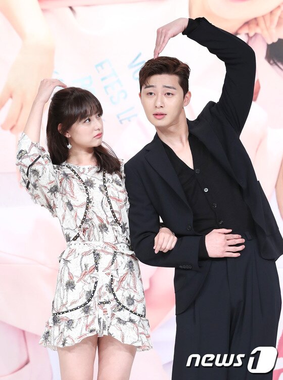 본문 이미지 - 배우 김지원, 박서준(오른쪽)이 18일 오후 서울 영등포 타임스퀘어에서 열린 KBS2 드라마 ‘쌈, 마이웨이’ 제작발표회에 참석해 포즈를 취하고 있다. ⓒ News1 권현진 기자