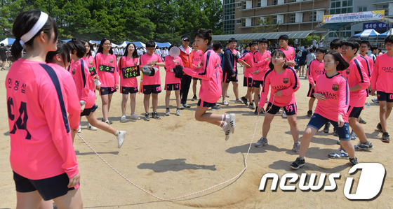 (대전=뉴스1) 주기철 기자 = 18일 대전 서구 구봉중학교에서 봄 운동회가 열렸다. 각 반별로 긴 줄을 이용한 8자 마라톤 줄넘기 경기를 하며 즐거운 시간을 보내고 있다. 201 …