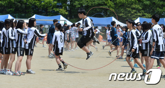 (대전=뉴스1) 주기철 기자 = 18일 대전 서구 구봉중학교에서 봄 운동회가 열렸다. 각 반별로 긴 줄을 이용한 8자 마라톤 줄넘기 경기를 하며 즐거운 시간을 보내고 있다. 201 …
