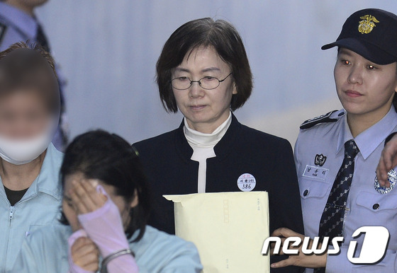 (서울=뉴스1) 신웅수 기자 = 최경희 전 이화여대 총장이 18일 오전 서울 서초구 서울중앙지방법원에서 열린 정유라 특혜 의혹 관련 9회 공판에 출석하고 있다. 2017.5.18/ …