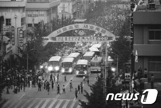 본문 이미지 - 사진은 1980년 당시 광주.(5·18기념재단 제공) 2017.5.18 /뉴스1 ⓒ News1 남성진 기자