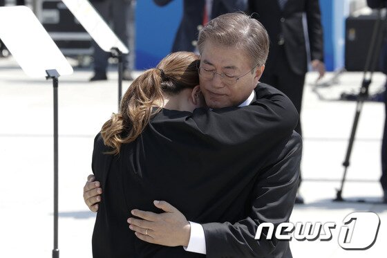 본문 이미지 - 문재인 대통령이 지난 2017년 5월18일 오전 광주 북구 국립 5·18 민주묘지에서 열린 '제37주년 5·18민주화운동 기념식'에서 5‧18 유가족인 김소형씨를 위로하고 있다. 2017.5.18 /뉴스1 ⓒ News1 허경 기자