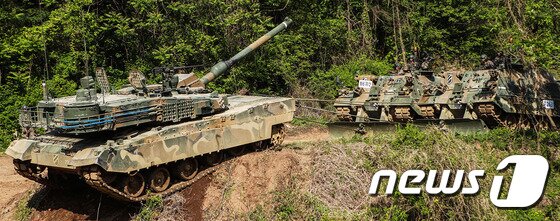 본문 이미지 - 18일 육군 제11기계화보병사단 기갑수색대대가 손상되거나 파손된 장비를 복구시키는 전술집중 훈련을 진행하면서 K2전차가 구난 훈련을 펼치고 있다.(육군 제11기계화보병사단 제공)2017.5.18/뉴스1 ⓒ News1 박태순 기자