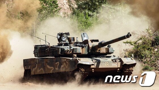 본문 이미지 - 18일 육군 제11기계화보병사단 기갑수색대대가 손상되거나 파손된 장비를 복구시키는 전술집중 훈련을 진행하면서 K2전차가 연막을 뚫고 기동하고 있다.(육군 제11기계화보병사단 제공)2017.5.18/뉴스1 ⓒ News1 박태순 기자