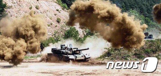 본문 이미지 - 18일 육군 제11기계화보병사단 기갑수색대대가 손상되거나 파손된 장비를 복구시키는 전술집중 훈련을 진행하면서 K2전차가 연막탄을 발사하고 있다.(육군 제11기계화보병사단 제공)2017.5.18/뉴스1 ⓒ News1 박태순 기자