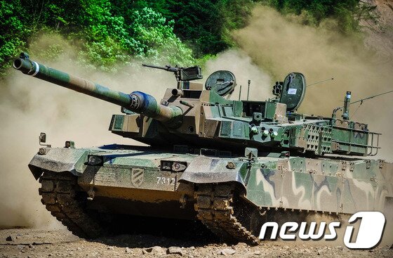본문 이미지 - 18일 육군 제11기계화보병사단 기갑수색대대가 손상되거나 파손된 장비를 복구시키는 전술집중 훈련을 진행하면서 K2전차가 고속으로 기동 중에 있다.(육군 제11기계화보병사단 제공)2017.5.18/뉴스1 ⓒ News1 박태순 기자