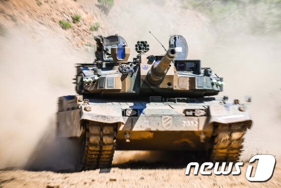 본문 이미지 - 18일 육군 제11기계화보병사단 기갑수색대대가 손상되거나 파손된 장비를 복구시키는 전술집중 훈련을 진행하면서 K2전차가 고속으로 기동중에 있다.(육군 제11기계화보병사단 제공)2017.5.18/뉴스1 ⓒ News1 박태순 기자