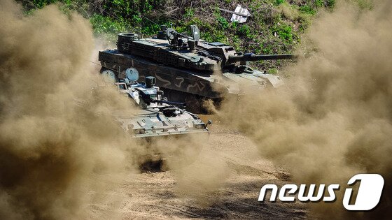 본문 이미지 - 18일 육군 제11기계화보병사단 기갑수색대대가 손상되거나 파손된 장비를 복구시키는 전술집중 훈련을 진행하면서 K2전차와 K21장갑차가 연막을 뚫고 기동하고 있다. (육군 제11기계화보병사단 제공)2017.5.18/뉴스1 ⓒ News1 박태순 기자