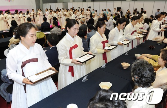 (대구=뉴스1) 이종현 기자 = 18일 오후 대구 엑스코에서 열린 '대구티엑스포'개회식에서 100인의 차인들이 100인의 존경받는 어른에게 차를 올리는 ‘백인진다례’를 하고 있다. …
