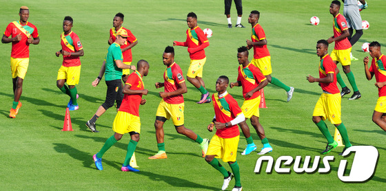 (전주=뉴스1) 문요한 기자 = FIFA U-20 월드컵 코리아 2017에 참가하는 기니 축구대표팀이 18일 오후 전북 전주시 종합경기장에서 훈련을 하고 있다. 대한민국 대표팀은 …