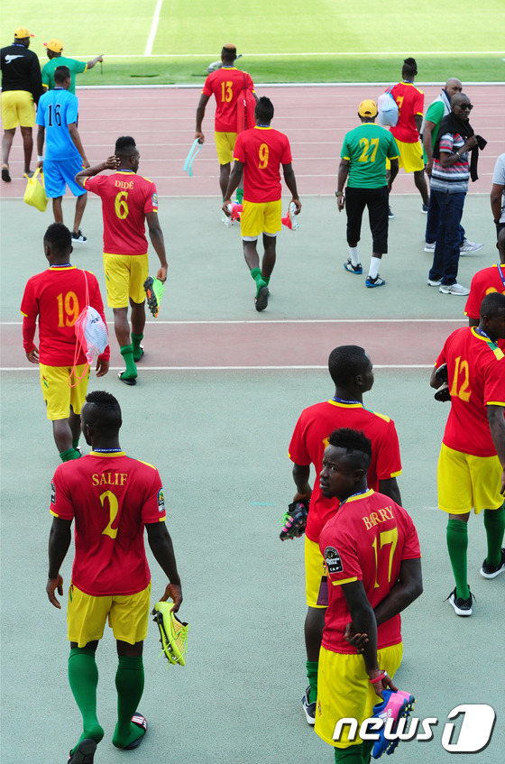 (전주=뉴스1) 문요한 기자 = FIFA U-20 월드컵 코리아 2017에 참가하는 기니 축구대표팀이 18일 오후 전북 전주시 종합경기장에서 훈련을 위해 들어오고 있다. 대한민국 …