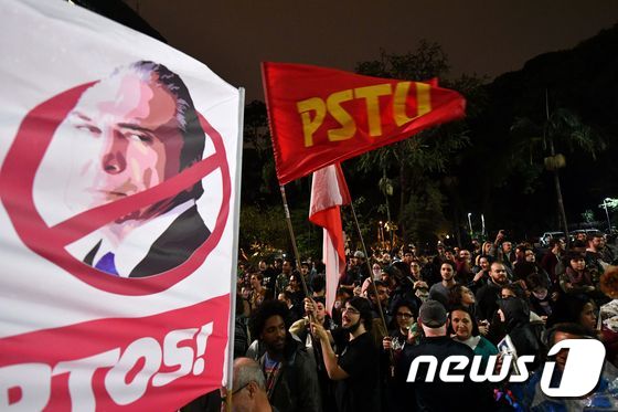브라질 시민들이 18일(현지시간) 미셰우 테메르 대통령에 반대하는 시위를 벌이고 있다. © AFP=뉴스1