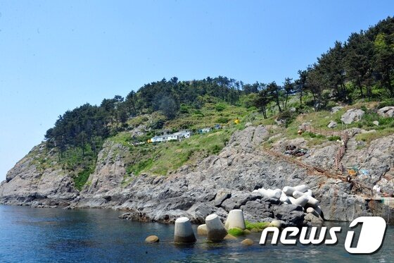 본문 이미지 - 1가구 4명이 사는 제주시 추자도 부속섬 추포도에 주민들이 운영하는 민박이 보인다. 추포도는 세계적인 축구 스타 지동원과 최연소 해녀 정소영씨의 고향이다.ⓒ News1