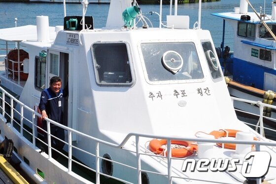 본문 이미지 - 추자도와 부속섬을 잇는 연락선 추자호 황필운 선장이 배 안에서 포즈를 취하고 있다. 황 선장은 30대 초반까지 외항선에서 일하다 17년 전 고향에 돌아와 추자호를 운항하고 있다.ⓒ News1