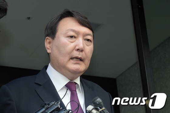 본문 이미지 - 윤석열 당선인의 지난 2017년 5월19일 서울 서초구 박영수특검 사무실 앞에서의 모습. 청와대는 이날 윤석열 대전고검 검사를 서울중앙지검장에 임명한다고 발표했다. 2017.5.19/뉴스1 ⓒ News1 황기선 기자