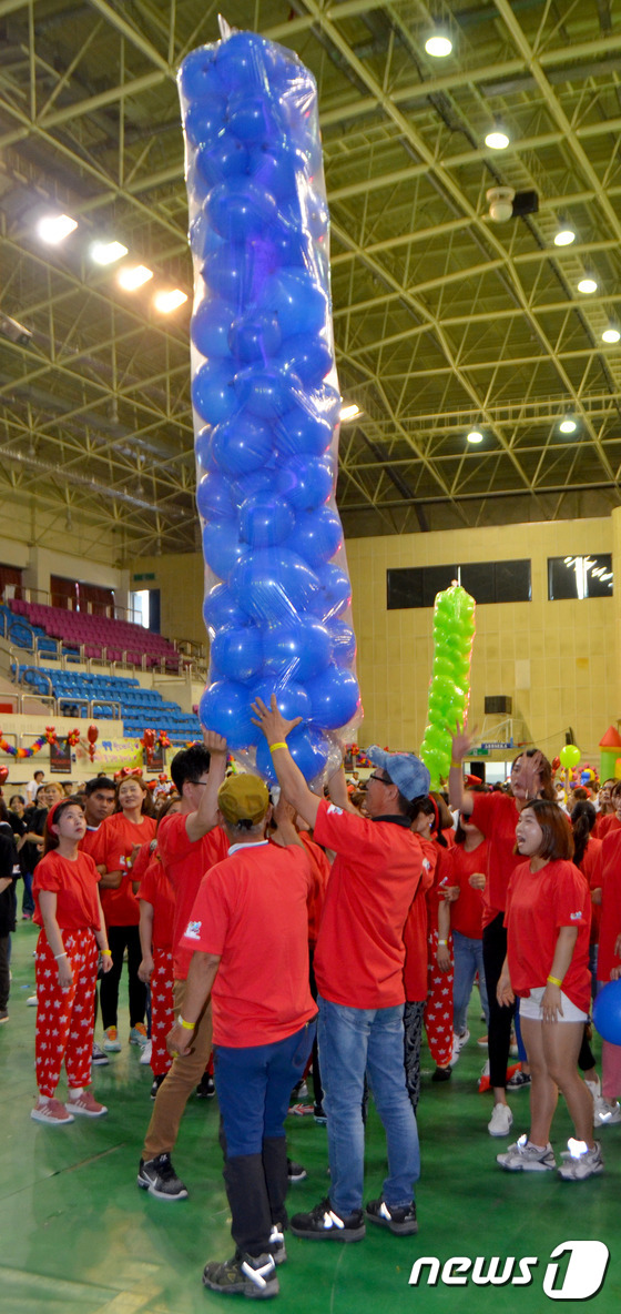 (강원=뉴스1) 최석환 인턴기자 = 19일 강원 춘천시 호반체육관에서 열린 `제10회 세계인의 날 기념식' 행사에서 도내 외국인들이 풍선기둥 쌓기 게임을 하며 즐거운 시간을 보내고 …