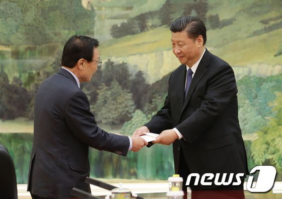 본문 이미지 - 문재인 대통령의 중국 특사인 이해찬 전 국무총리(왼쪽)가 19일(현지시간) 베이징 인민대회당에서 시진핑 중국 국가주석과 만나 문 대통령의 친서를 전달하고 있다. ⓒ AFP=뉴스1 ⓒ News1 