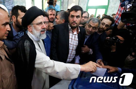 본문 이미지 - 투표하는  에브라힘 라이시  후보. ⓒ AFP=뉴스1