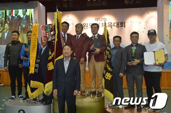 본문 이미지 - 19일 횡성실내체육관에서 열린 제52회 강원도민체육대회 폐회식에서 한규호 횡성군수(앞줄 가운데)와 2부 1~3위 팀들이 기념촬영을 하고 있다. 2부 우승은 횡성군이 차지했다.2017.5.19/뉴스1 ⓒ News1 권혜민 기자