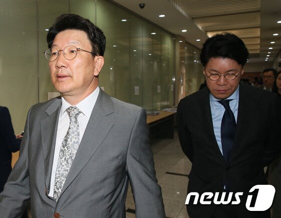 본문 이미지 - 권성동, 장제원 바른정당 의원이 2일 서울 여의도 국회 정론관에서 탈당 및 홍준표 자유한국당 대선후보 지지 기자회견을 마치고 회견장을 나서고 있다. 2017.5.2/뉴스1 ⓒ News1 송원영 기자