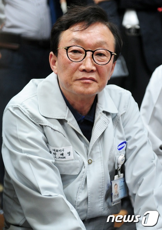 (거제=뉴스1) 여주연 기자 = 박대영 삼성중공업 사장이 2일 경남 거제시의 한 장례식장을 찾아 타워크레인 전도 사고 희생자 유가족의 이야기를 듣고 있다. 전날 오후 2시 50분께 …