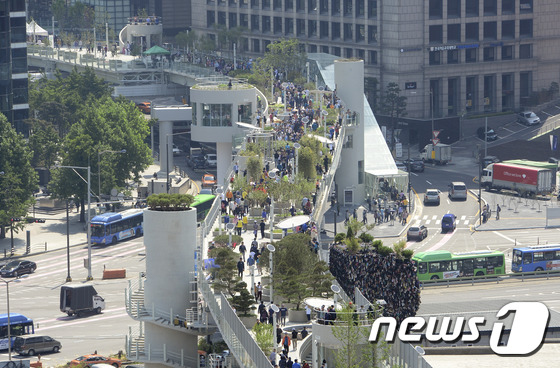 (서울=뉴스1) 신웅수 기자 = 20일 오전 국내 최초의 공중보행로로 재거듭난 '서울로 7017'에서 시민들이 산책을 하고 있다.45년 간 도로로 이용되던 서울역 고가도로를 변신시 …