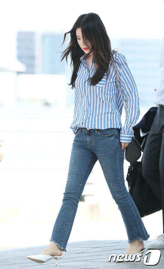 (인천공항=뉴스1) 권현진 기자 = 레드벨벳 아이린이 콘서트차 20일 오후 인천국제공항을 통해 인도네시아 자카르타로 출국하고 있다.