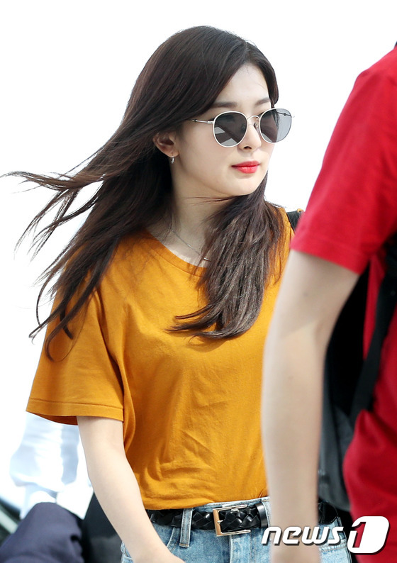 (인천공항=뉴스1) 권현진 기자 = 레드벨벳 슬기가 콘서트차 20일 오후 인천국제공항을 통해 인도네시아 자카르타로 출국하고 있다.