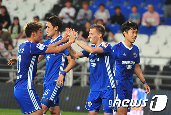 (울산=뉴스1) 이윤기 기자 = 20일 울산문수월드컵경기장에서 열린 2017 프로축구 KEB하나은행 K리그 클래식 울산현대와 전남과 12라운드 경기에서 울산 오르샤가 골을 넣고 동 …