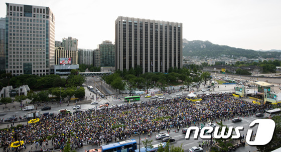 (서울=뉴스1) 성동훈 기자 = 20일 오후 서울 광화문광장에서 노무현 대통령 서거 8주기 시민문화제 토크쇼가 열리고 있다. 2017.5.20/뉴스1