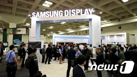 본문 이미지 - 지난해 미국 샌프란시스코에서 개막한 SID 2016 삼성디스플레이 전시관. 개막 첫날부터 관람객의 발길이 이어지며 큰 호응을 얻었다.ⓒ News1